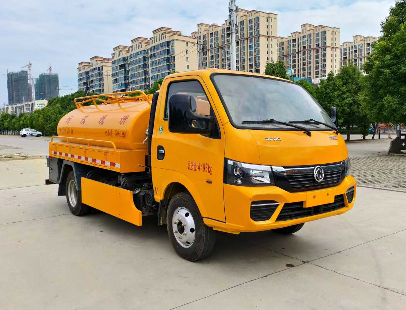 東風(fēng)途逸藍(lán)牌1.24方清洗吸污車(chē)